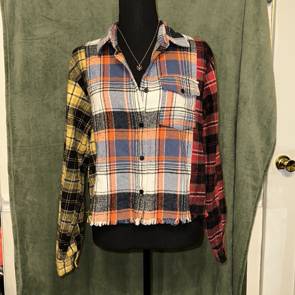 3 pattern cropped fringe flannel 🖤